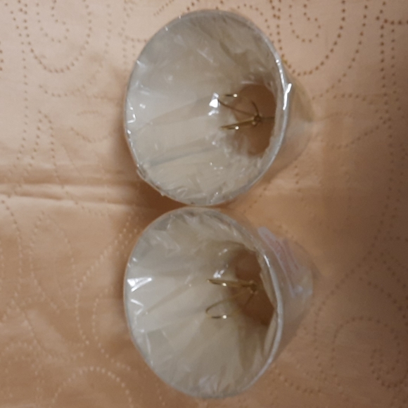 VILLA BACCI cream colored two mini shades wrapped in original cellophane. - Picture 4 of 7
